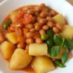 Старый добрый уют: картошка тушенная с болгарским перцем и фасолью в томатном соусе, которая согреет любую кухню