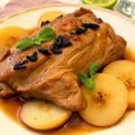 Сочное жаркое по-немецки: свинина в белом вине с помидорами и яблоками